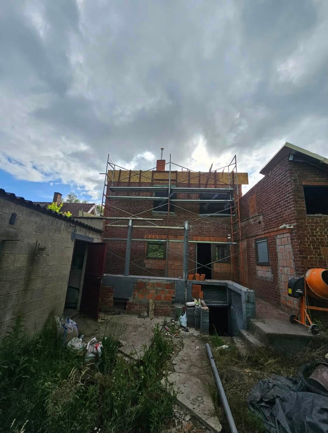 Le chantier avance chez notre client avec les travaux de toiture actuellement en cours.